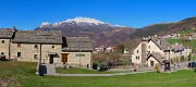 09 Il bel borgo di Arnosto con vista in Resegone